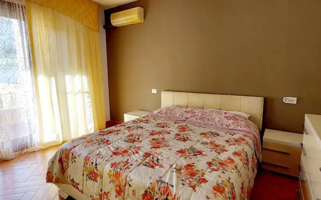 Villa a Stones Throw From the sea