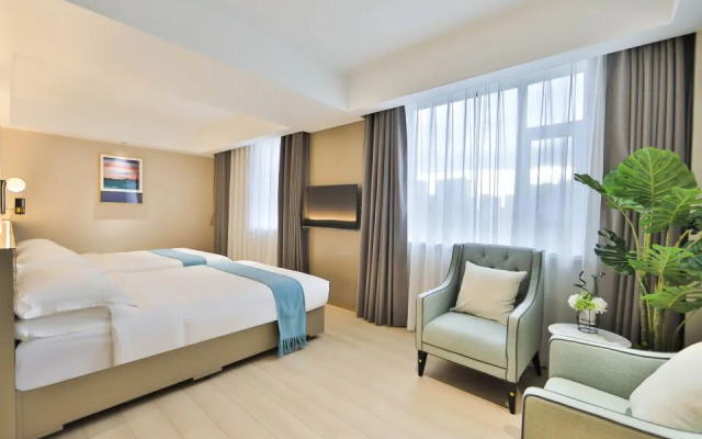 Holiday Inn Golden Hyatt (Yanji Yanbian University Department Store)