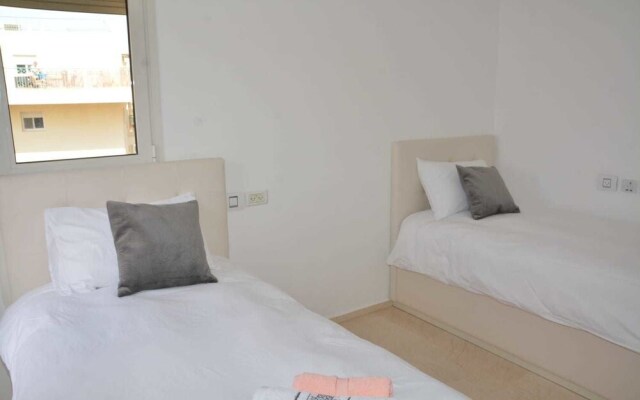 Renovated White 3BD next to Beach - Pool