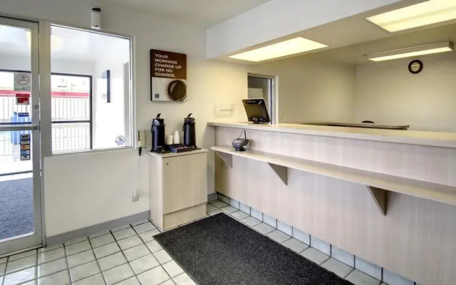 Motel 6 Manhattan Kansas