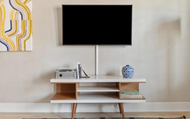 Denver | Gorgeous Studio Riverfront Apartment