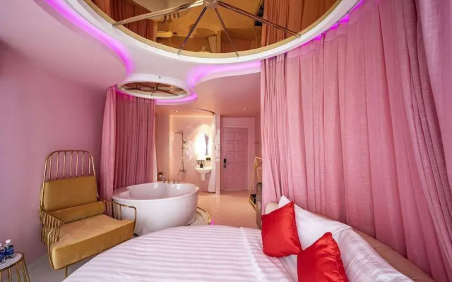 Me Gustas - Love Hotel