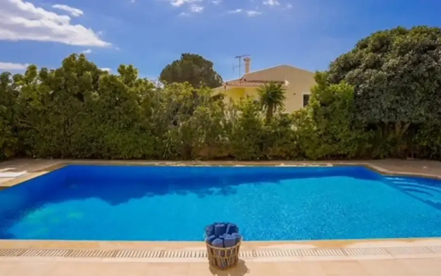 Deluxe 5 Bdrm Villa w Pool Next to the Beach