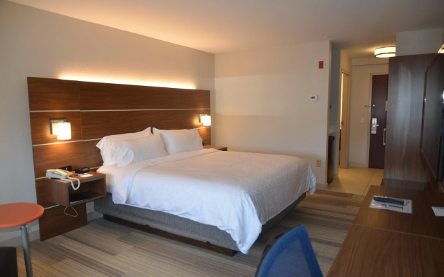 Holiday Inn Express & Suites Rochester by IHG