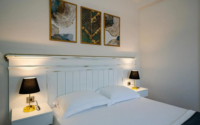 Eluxio Suite Hotel