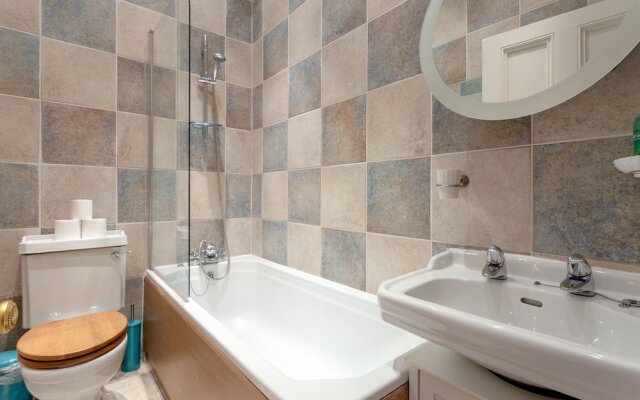 Traditional 2 Bedroom Flat in South Kensington