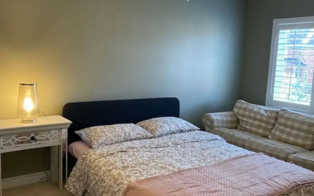 Stylish 4BR Oasis Peaceful Mississauga Location