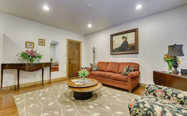 Evie's apartment