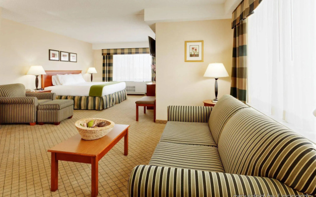 Holiday Inn Express & Suites Riverhead - Long Island by IHG
