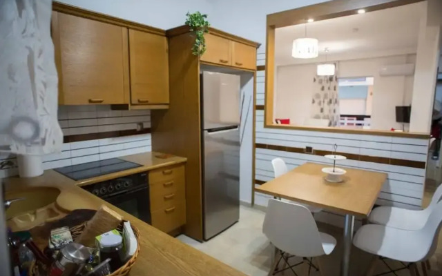 Cozy Apartment With sea View Next to Marina Zeas