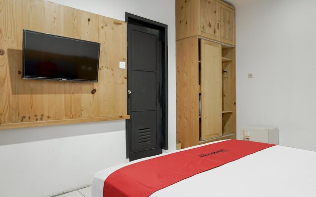 RedDoorz Plus near Dharmawangsa Square 2