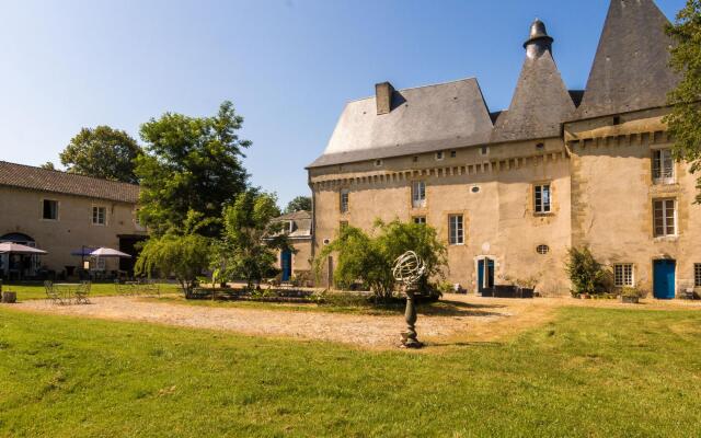 Heritage Castle in Chaleix with shared pool