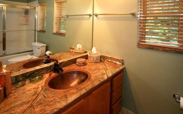 Creekside Cabin by Stewart Mountain Lodging