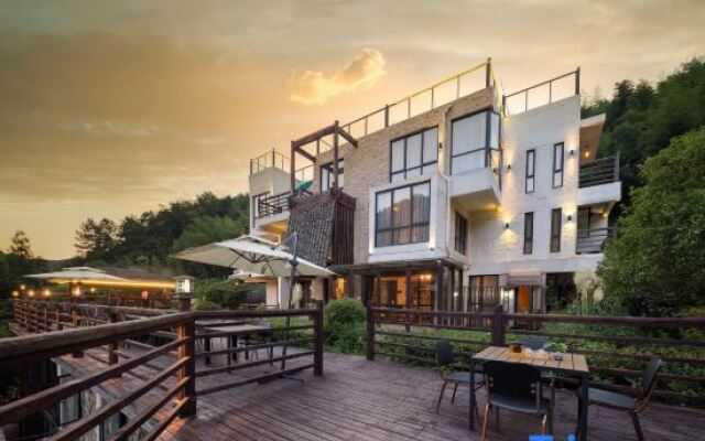 Cloud Mirror Holiday Hostel