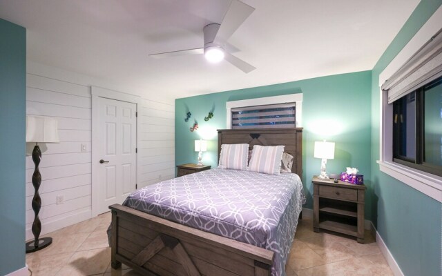 Tropical Naples Hideaway - 1 Mi to Beaches!