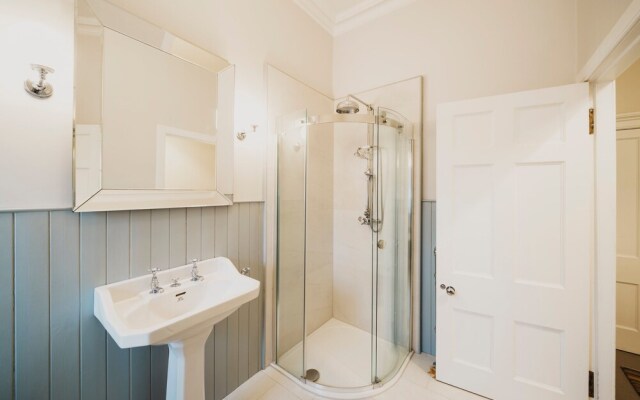 Beautiful 3 Bedroom Georgian Townhouse With Parking