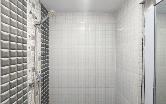 Homey And Warm Studio Apartment At Mansyur Residence