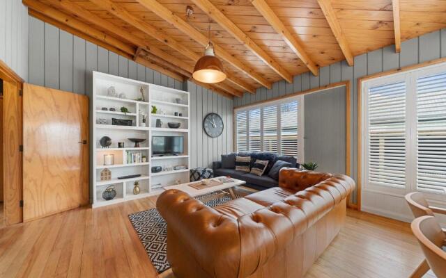 The Walnut Tree House - Martinborough Holiday Home