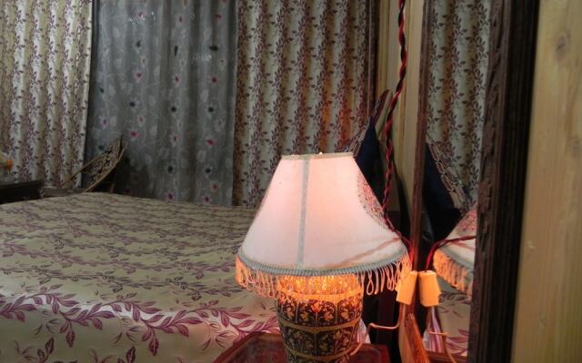 Shabrose Heritage Houseboats