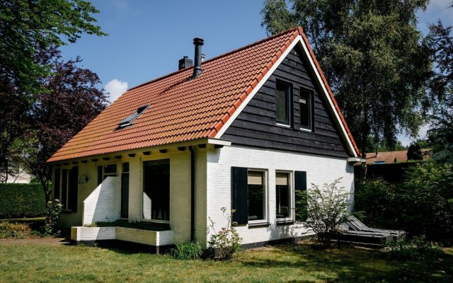 Charming Holiday Home in Burgh-Haamstede near Beach