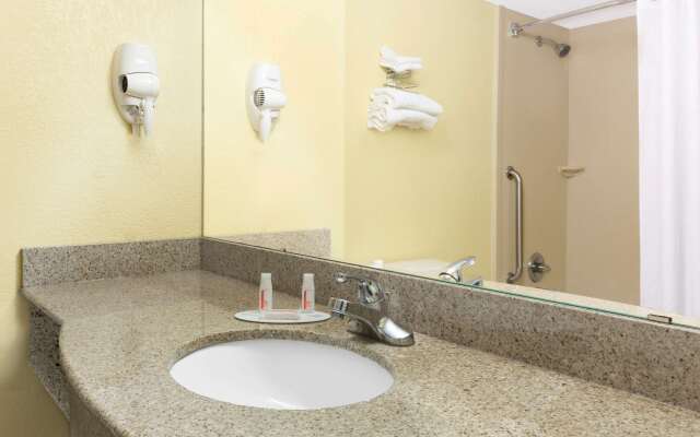 Super 8 by Wyndham Hattiesburg South