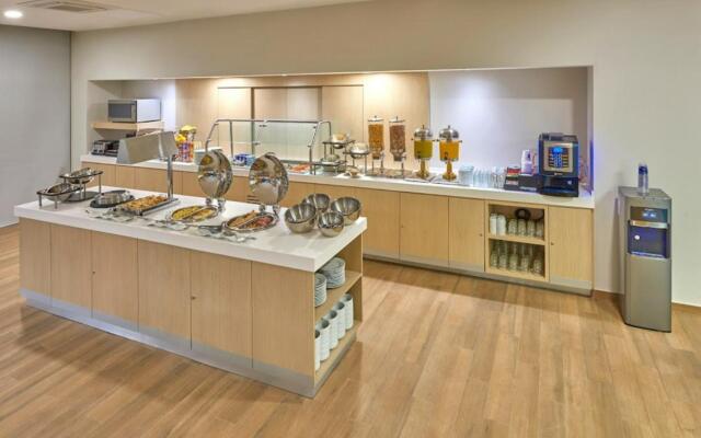 City Express Suites Cancún Aeropuerto Riviera