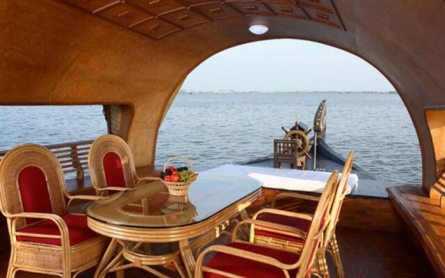 Punnamada Houseboat