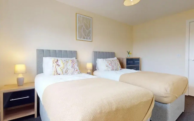 Basildon - 2 Bed Flat - Sleeps 5 - Near Station
