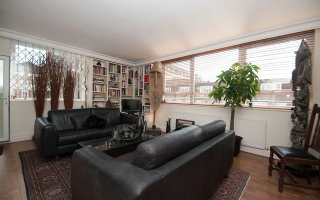 Veeve - Fab Four Studios