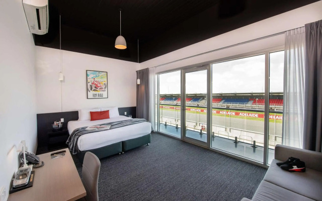 Rydges Pit Lane Hotel