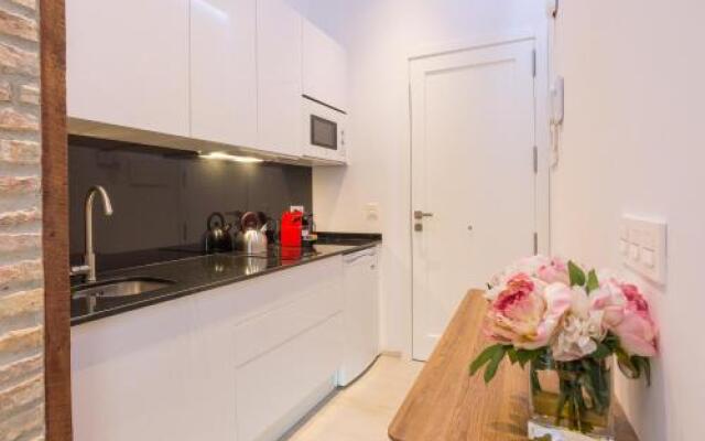 Te1A-El Teatro Brick Wall Suite Prime Location