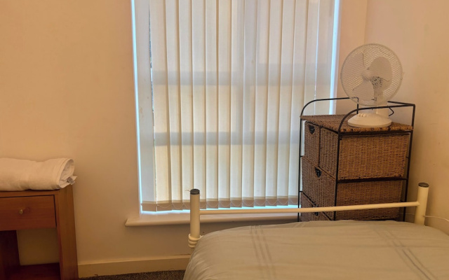 2 Bed Apartment-sleeps 4-free Parking