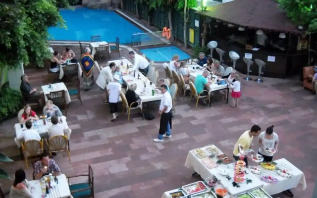 Blue Lagoon Apart Hotel