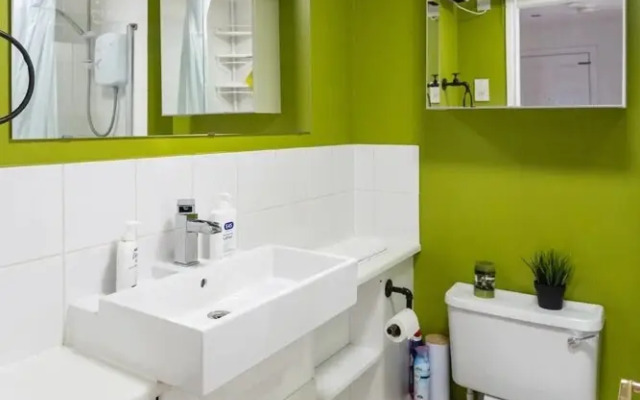 Stylish 2 Bedroom Apartment Near the City Centre