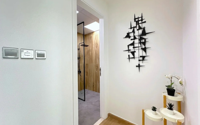 Ultra Luxury Flat Fully Upgrade &Balcony