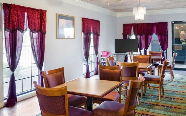 Econo Lodge Canton I-55