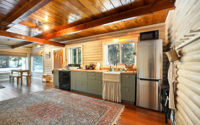 Augies Authentic Log Cabin! Pets Welcome!