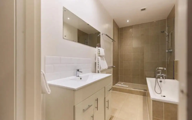 The West Kensington Hideout - Cozy 2bdr Flat With Garden