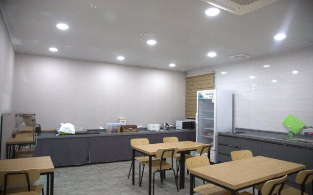 Ara & Maru Hostel