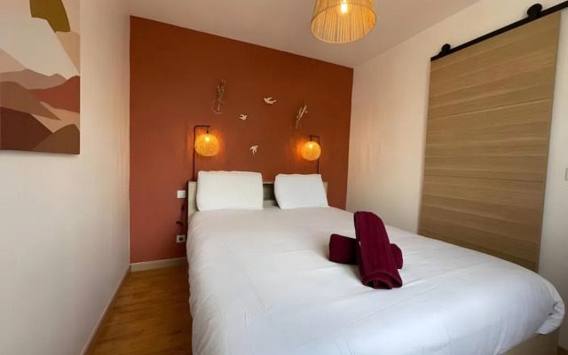 Chic & Cozy - Luxe Flat With Projector