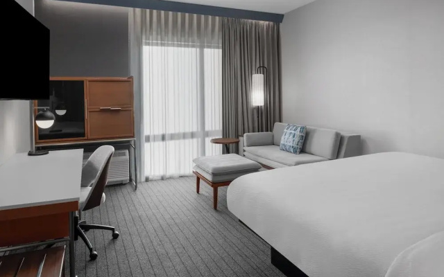 Courtyard By Marriott Woodland