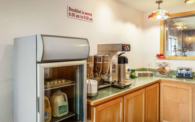 Econo Lodge Inn & Suites Madras