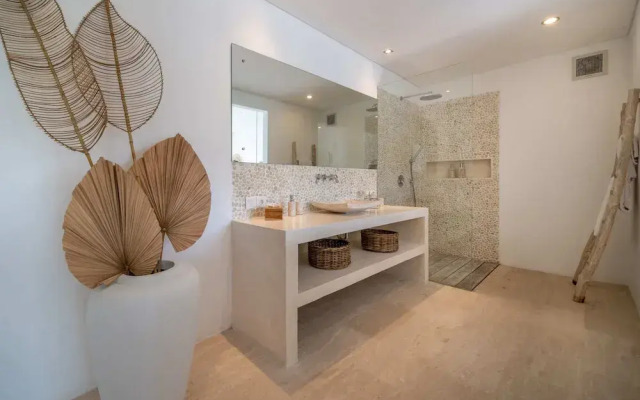 Amazing Jungle View Villa, 4 BR, Ubud With Staff