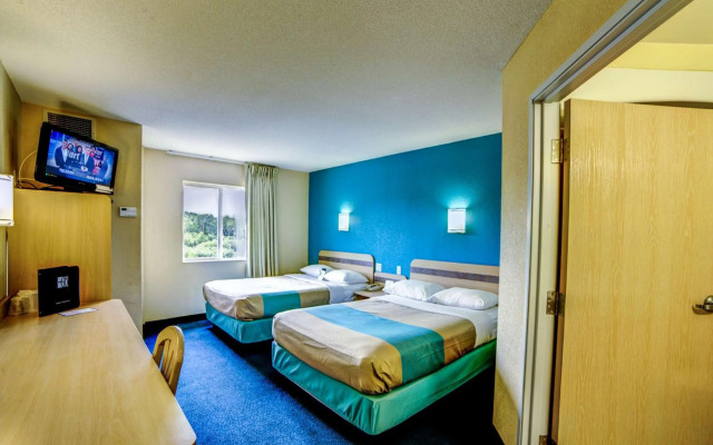 Motel 6 Huntsville, ON