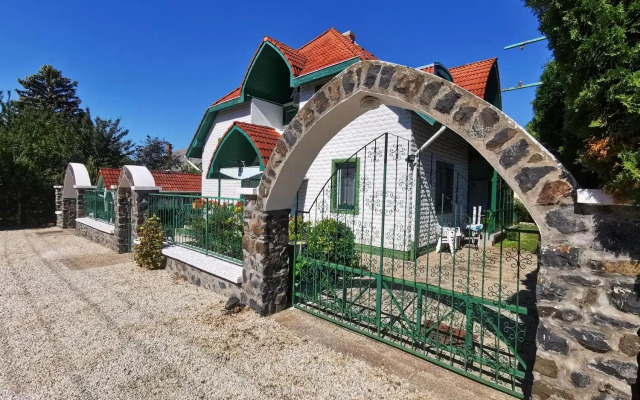 Dolce Villa Balaton Gyöngyvirágház