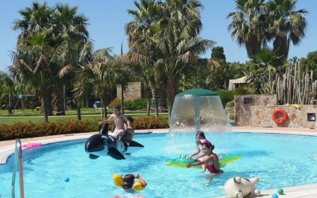 Lantana Resort Hotel & Apartments