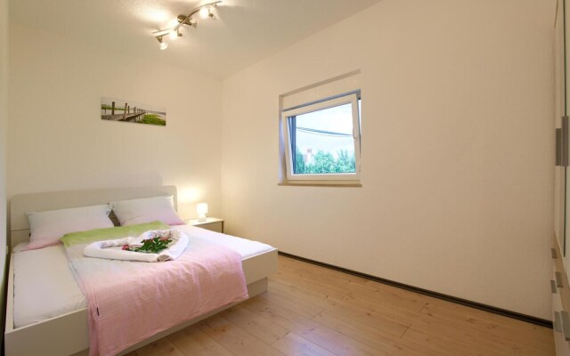 Awesome Home in Jadreski With 4 Bedrooms and Wifi