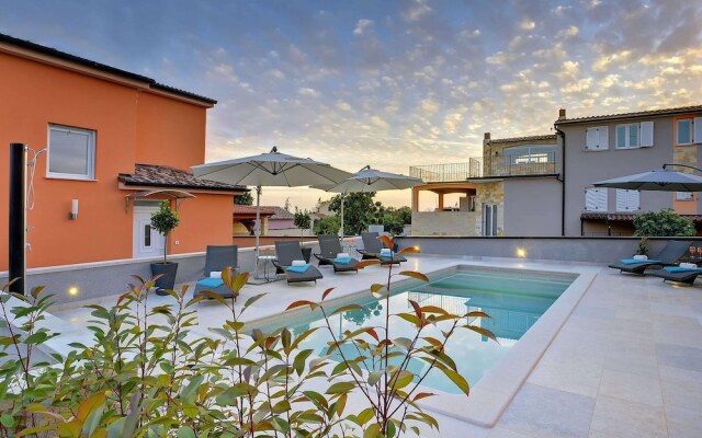 Modern Villa With Pool and Parasol in Pula