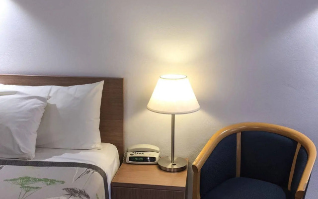 Ten Dollar Town Motel