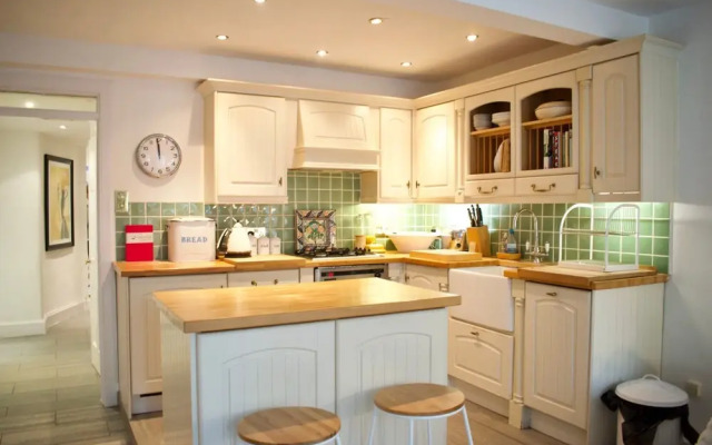 Central, Garden Flat, Sleeps 4, Perfect Location